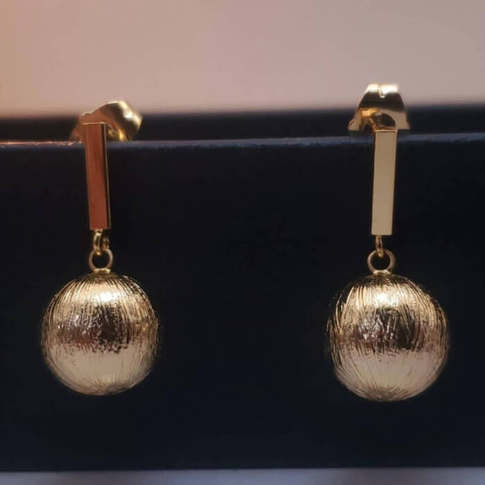 aretes esfera dorada