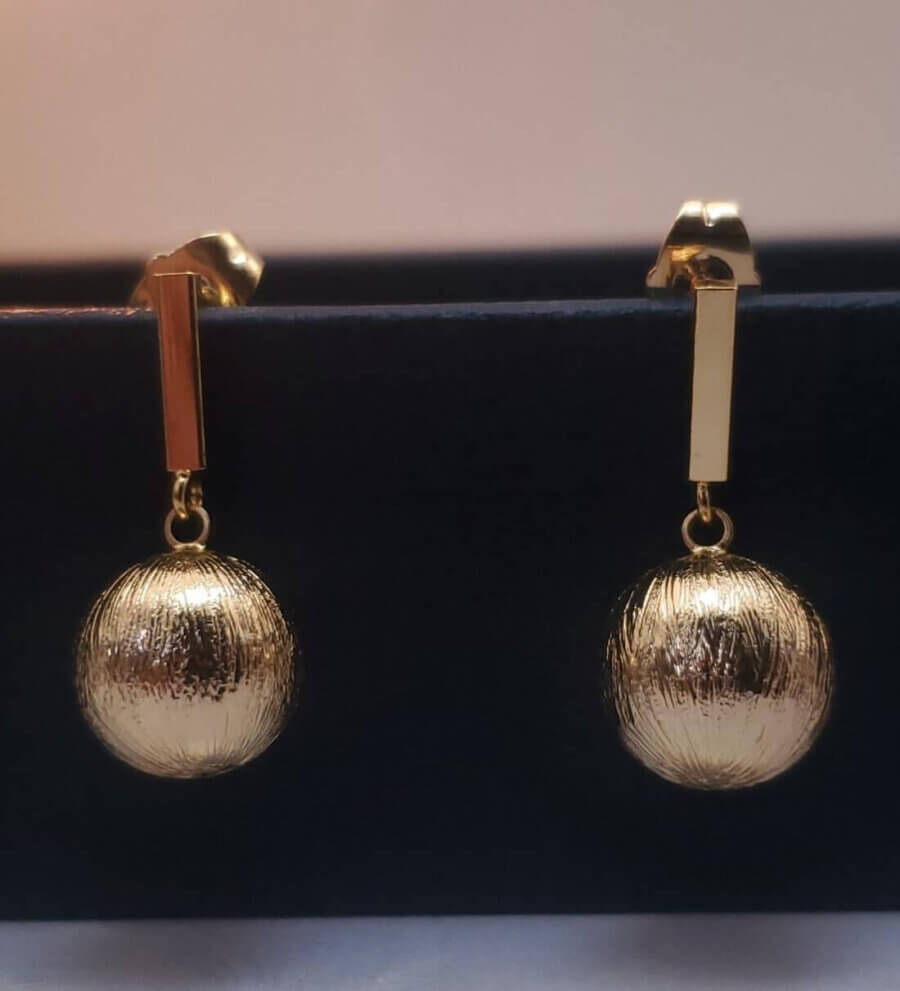 aretes esfera dorada